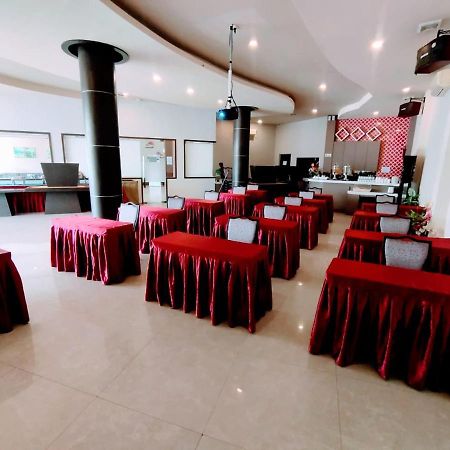 Os Hotel Tanjung Uncang Sagulung エクステリア 写真