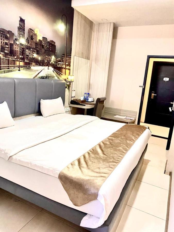 Os Hotel Tanjung Uncang Sagulung エクステリア 写真