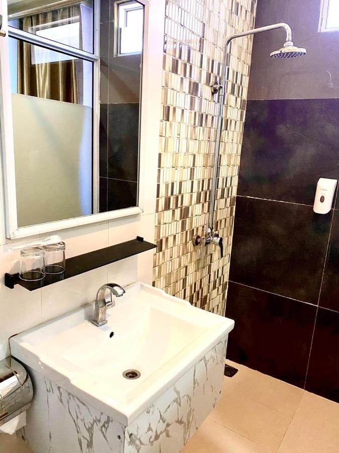 Os Hotel Tanjung Uncang Sagulung エクステリア 写真