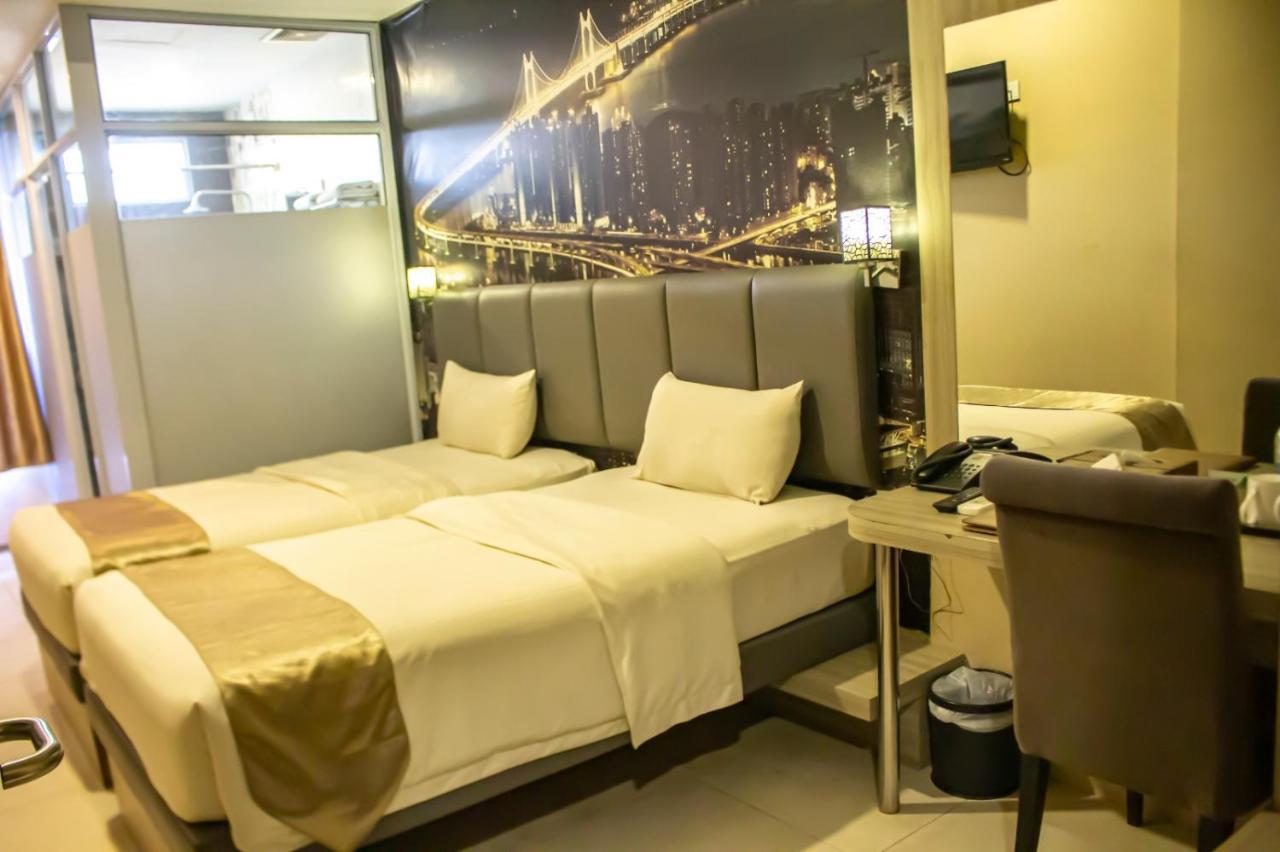 Os Hotel Tanjung Uncang Sagulung エクステリア 写真